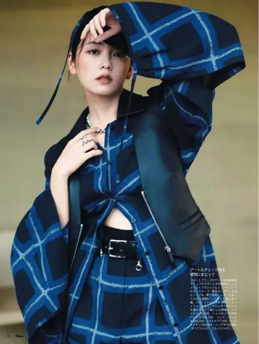 25ans 2026年01月号 以艺术感格纹优雅收束全身。蓝色与黑色交织的手绘风艺术格纹印花令人