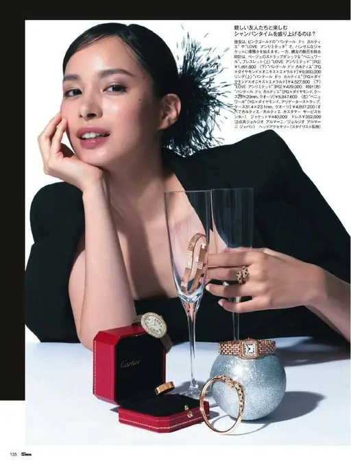25ans 2026年01月号 与亲密好友共享香槟时光，什么最能助兴？
她用玫瑰金的“Panth