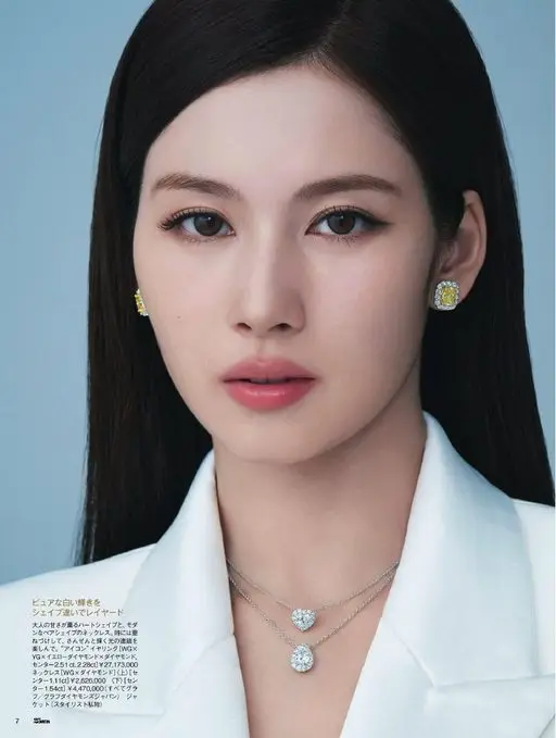 25ans 2026年01月号 纯净的白色光芒，用不同轮廓叠戴。散发着成熟甜意的心形，与摩登的梨