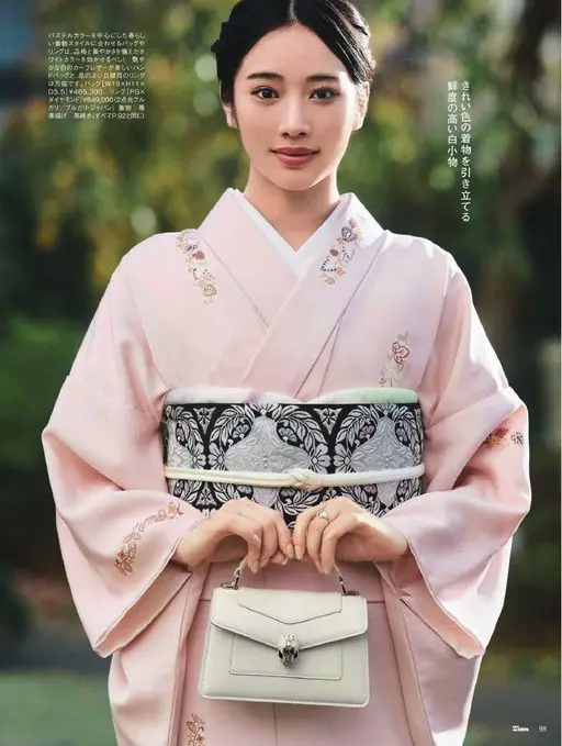 25ans 2026年02月号 搭配手袋，再配一枚雅致的白蝶贝戒指。
与和服造型相配的手袋和戒指