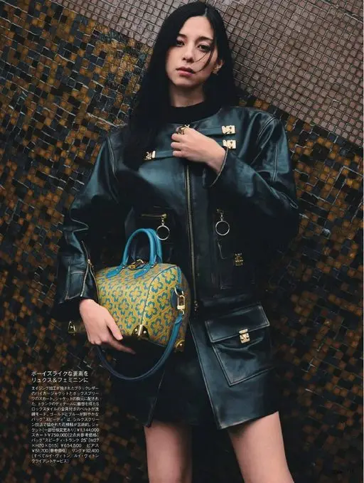 25ans 2026年02月号 把男孩气的元素穿出奢华又女人味。经过做旧处理的黑色皮革机车夹克，