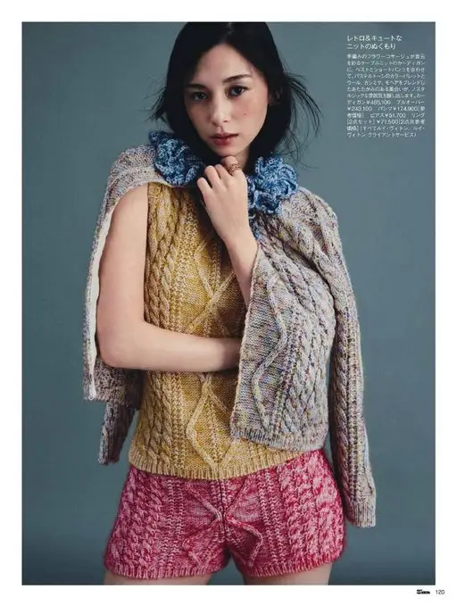 25ans 2026年02月号 复古又可爱的针织温度。手工感花朵胸花点缀领口，麻花针织开衫搭配马