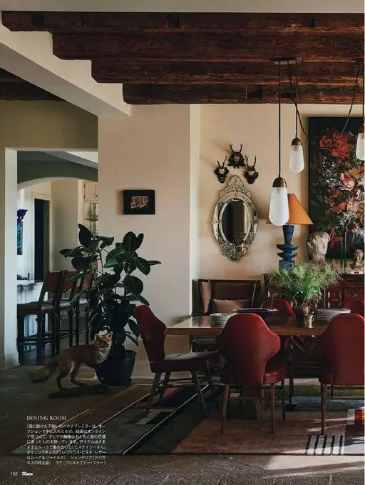 25ans 2026年02月号 餐厅（DINING ROOM）

“挂在墙上的那面威尼斯镜是在拍