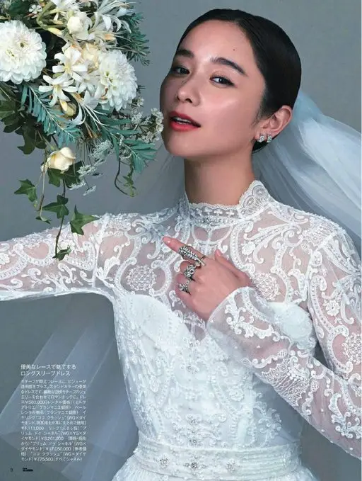 25ans 2026年02月号 以优美蕾丝令人着迷的长袖连衣裙。花纹格外醒目的蕾丝上，珠宝点缀增