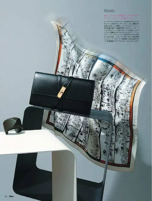25ans 2026年03月号 Hermès
把轮廓之美格外突出的手拿包，玩出艺术感。
像把包袋