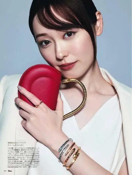 25ans 2026年03月号 热烈的红与心形，点缀一勺幸运 charm。

蛇形手柄与包身勾勒