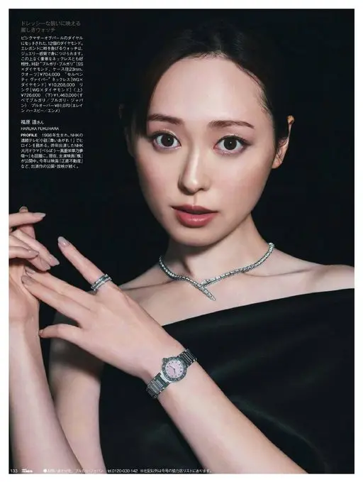 25ans 2026年03月号 为盛装造型增色的美丽腕表。粉色珍珠母贝表盘上镶嵌12颗钻石。优雅