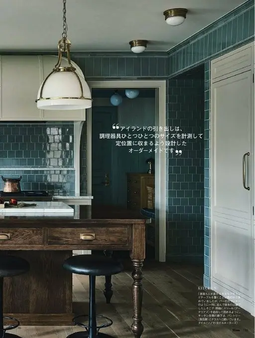 25ans 2026年03月号 每一件烹饪器具都逐一量过尺寸，
按能收进固定位置来设计
中岛的抽