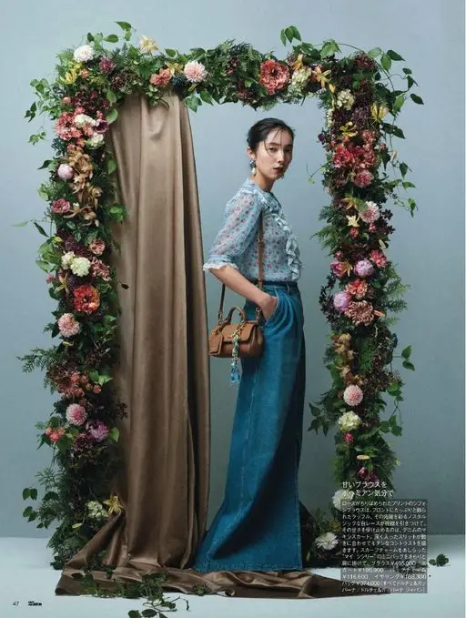 25ans 2026年04月号 甜美衬衫，穿出波西米亚心情。缀满玫瑰的印花雪纺衬衫，前襟铺陈大量