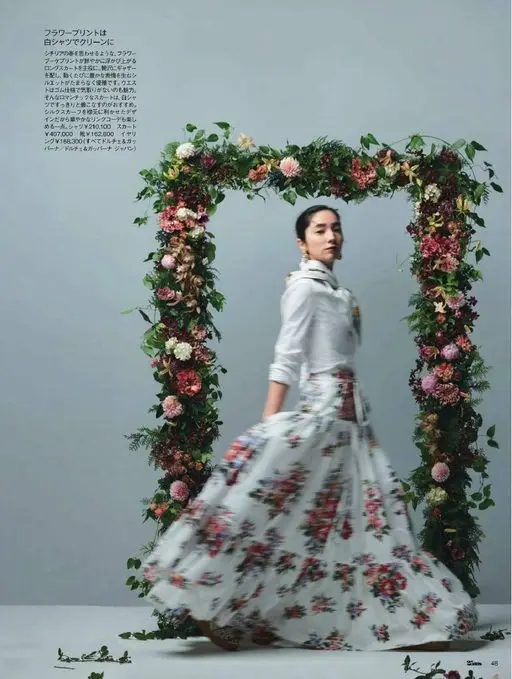 25ans 2026年04月号 花朵印花用白衬衫穿出清爽感。

主角是一条让人想起西西里春天的长