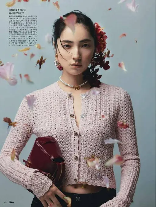 25ans 2026年04月号 为日常添一抹华彩，成熟感的粉色。

以柔和粉色迎接春天到来的开衫