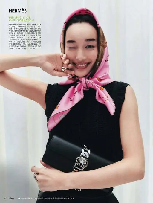 25ans 2026年04月号 HERMÈS
随春风摇曳，粉色与骏马奔腾的轻快联袂。

围巾上描