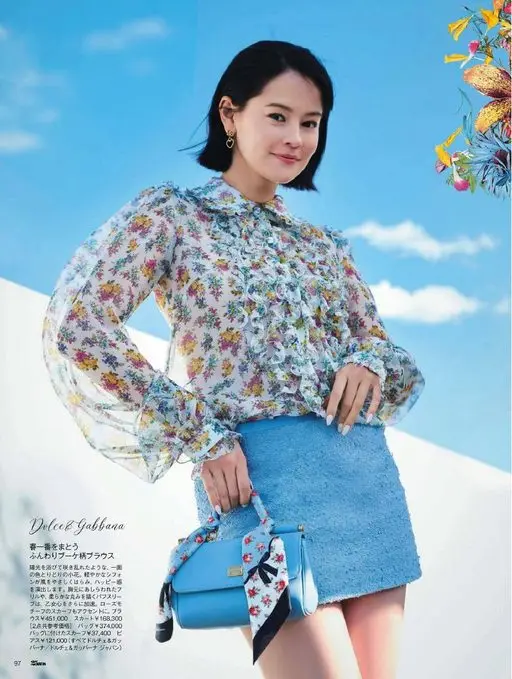 25ans 2026年04月号 Dolce&Gabbana
披上春一番
轻盈花束图案衬衫
仿佛沐