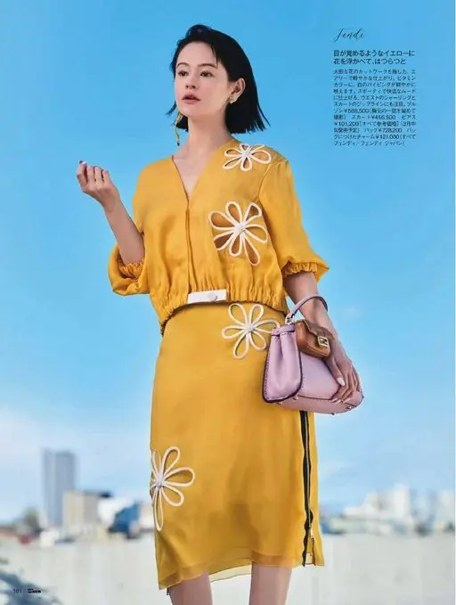25ans 2026年04月号 Jendi
醒目的黄色上，花朵轻盈浮动，整个人都精神起来。
大胆