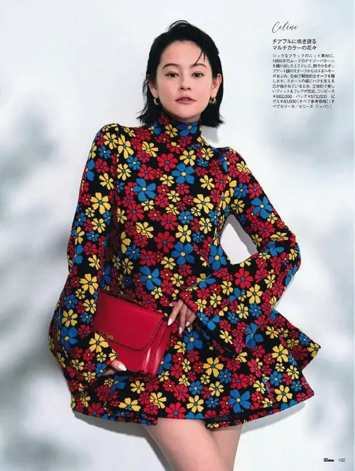25ans 2026年04月号 Celine
欢快盛放的多彩花朵
在沉稳的黑色针织面料上，织出1