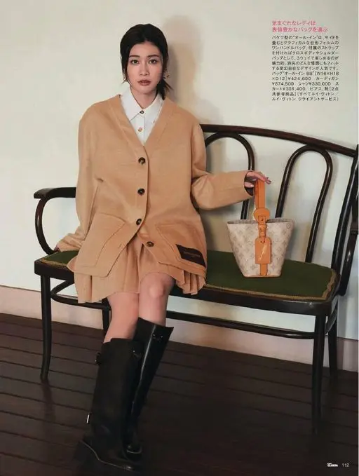 25ans 2026年04月号 随性的她，会选一只表情丰富的包。

水桶型的“All In”，把