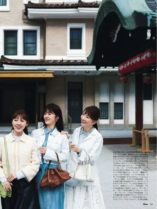 25ans 2026年04月号 在能感受到历史厚重的物荣会馆氛围中，母女二人在入口前亲密地享受旅