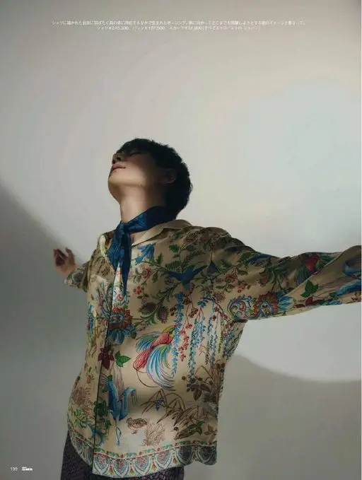 25ans 2026年04月号 衬衫上绘着自由振翅的鸟儿，他的摆姿仿佛与这画面彼此呼应，也重叠着