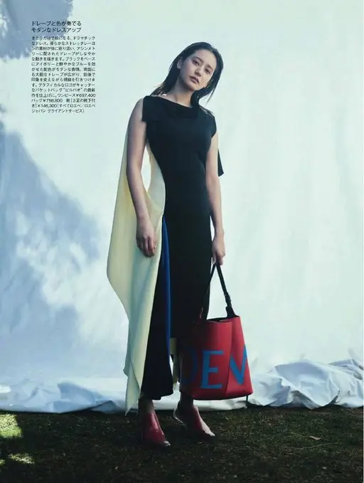 25ans 2026年05月号 褶皱与色彩共同奏响摩登的盛装造型。

只需穿上就自成画面，一条充