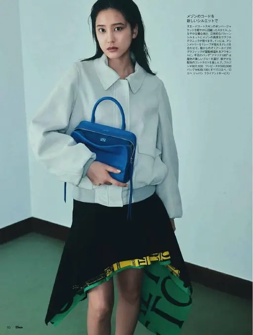 25ans 2026年05月号 以全新廓形演绎品牌标志性语汇。轻盈披上绒面山羊皮飞行员夹克的一身