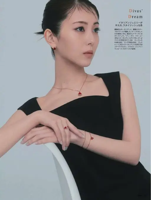 25ans 2026年05月号 意大利珠宝实现的时髦红。通透的carnelian与优雅纹样的平衡