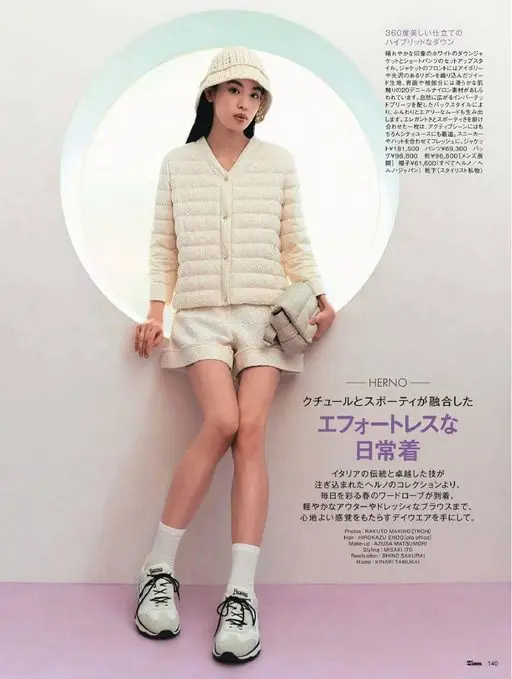 25ans 2026年05月号 360度皆美的剪裁，混合式羽绒。白色羽绒夹克与短裤组成套装，给人