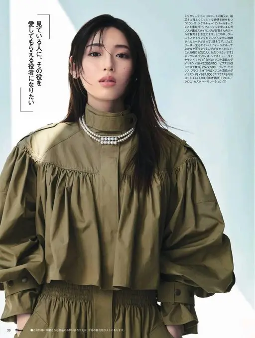 25ans 2026年06月号 在军事风大衣的胸前，叠戴一条兼具端正感与恰到好处锐利气质的 Ba