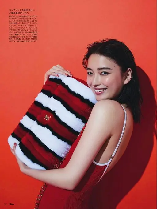 25ans 2026年06月号 披上鲜艳色彩，奔向令人心动的夏日海滩。醒目的红色泳装，以绗缝缝线