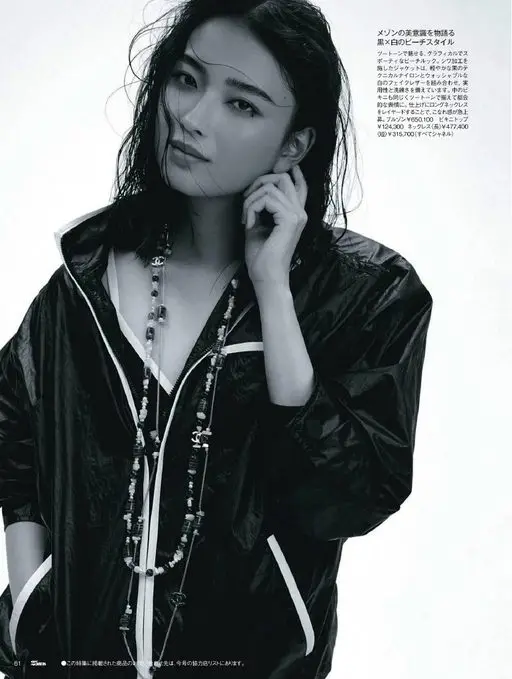25ans 2026年06月号 讲述品牌美学意识
黑×白的海滩造型
以双色呈现，图形感十足又运动