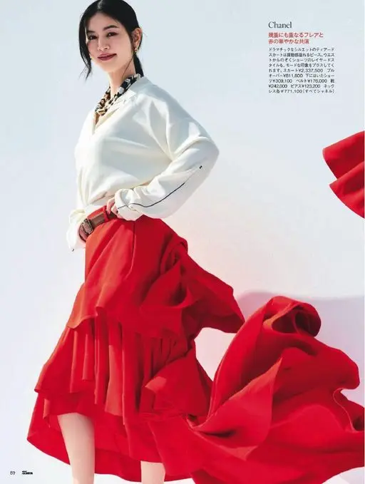 25ans 2026年06月号 Chanel
层层叠叠的喇叭裙摆，与红色华丽共演。
戏剧化轮廓的