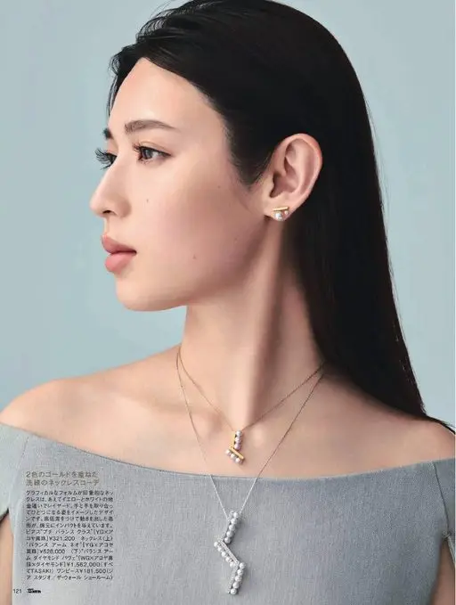 25ans 2026年06月号 将两种色调的金色叠戴，打造洗练的项链造型。

造型富有图形感的项