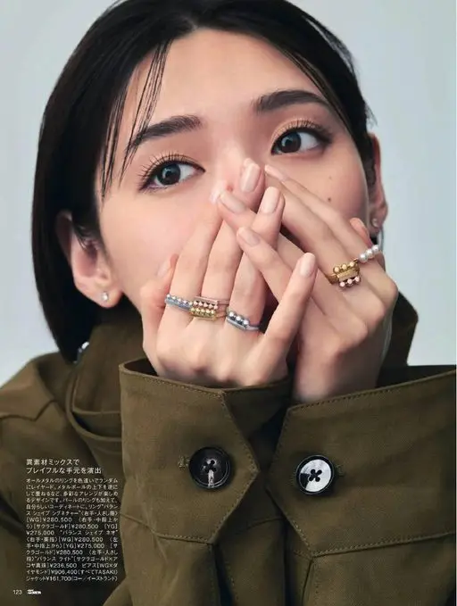 25ans 2026年06月号 以异材质混搭，打造玩心十足的指尖风景。

将全金属戒指以不同颜色