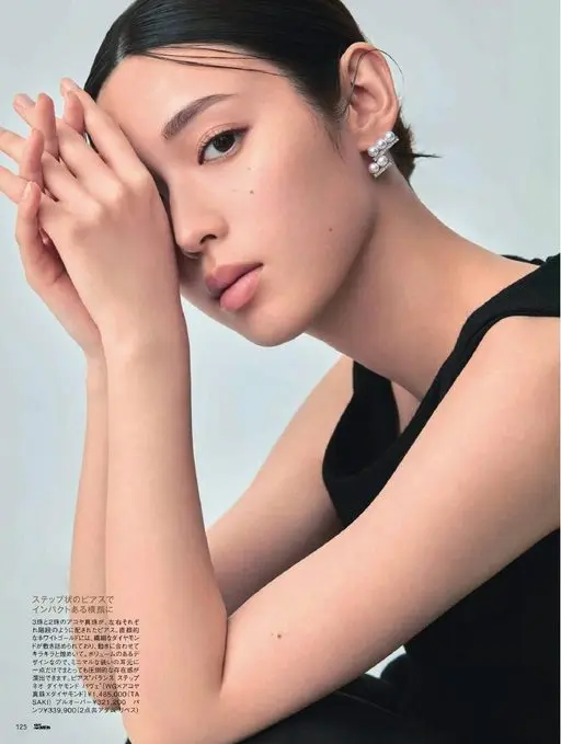 25ans 2026年06月号 阶梯状排列的耳环，让侧脸更有冲击力。

3颗与2颗阿古屋珍珠，在