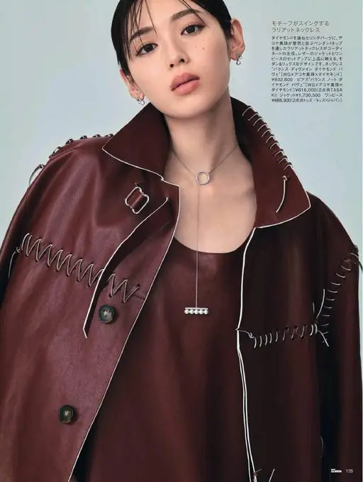 25ans 2026年06月号 吊坠随动作轻摆的套索项链。钻石连缀成环状部件，Akoya 珍珠整