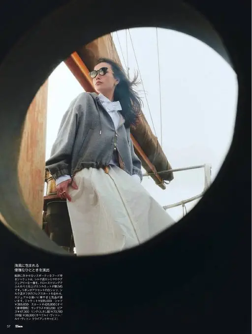 25ans 2026年07月号 被海风包裹，演绎优雅时刻。船旅不可或缺的运动风连帽夹克，选一件丝