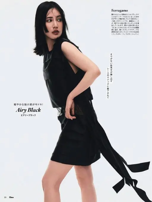 25ans 2026年07月号 Ferragamo
光泽动人的丝质小黑裙，穿上身自然衬出气质。从