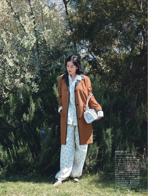25ans 2026年07月号 感受自由，放松风格。蓬松柔软的触感穿起来很舒服，麂皮大衣搭配睡衣
