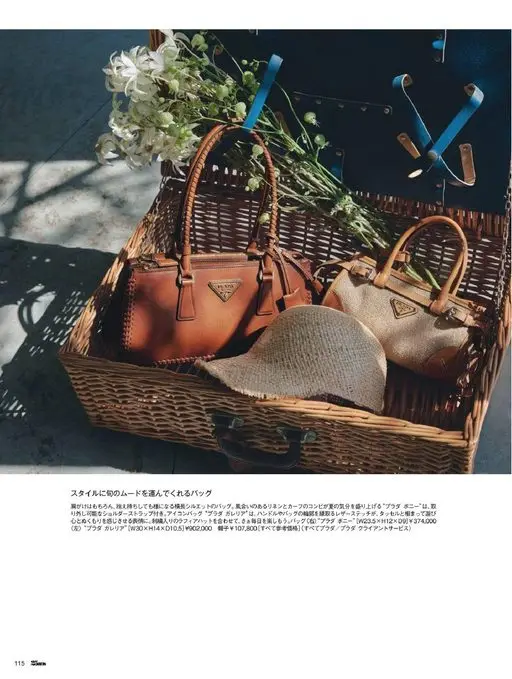 25ans 2026年07月号 为造型带来当季气息的包款。

横长轮廓的包，肩背自不必说，抱在怀