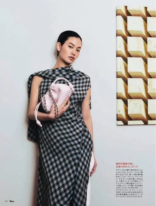 25ans 2026年07月号 几何图案引出有品位的优雅。以图形感花纹呈现雕塑般廓形的连衣裙，采