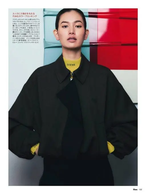 25ans 2026年07月号 为造型注入力量感
巧妙的色块拼接
棕色夹克搭配柔软的黑色拼片。配