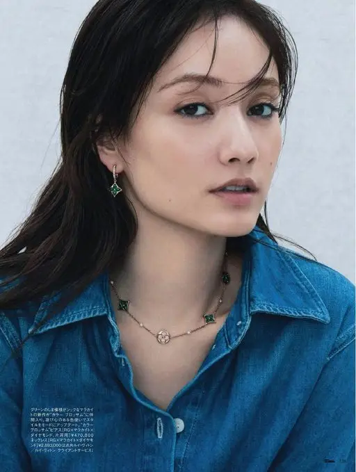 25ans 2026年07月号 绿色条纹雅致的孔雀石新作加入“Color Blossom”系列。