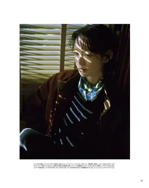 otona MUSE 2026年04月号 经打蜡处理、做出复古质感的麂皮夹克，搭配衬衫领V领毛衣，再配一条