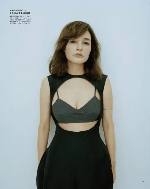 otona MUSE 2026年05月号 以结构感设计，丰富地表现女性气质。胸前大胆的镂空用来“露”，内置