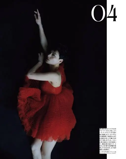 otona MUSE 2026年06月号 带有透视感的针织荷叶边娃娃裙，灵感源自 Hubert de Gi