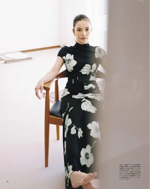 otona MUSE 2026年08月号 右页：从过往档案中选出的浓烈印花，也表达出 Chloé 的自由精
