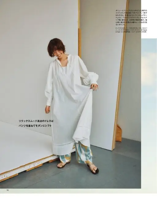 otona MUSE 2026年08月号 以蓬松的泡泡袖和宽松版型的棉质连衣裙为主角做造型。单穿自不必说，