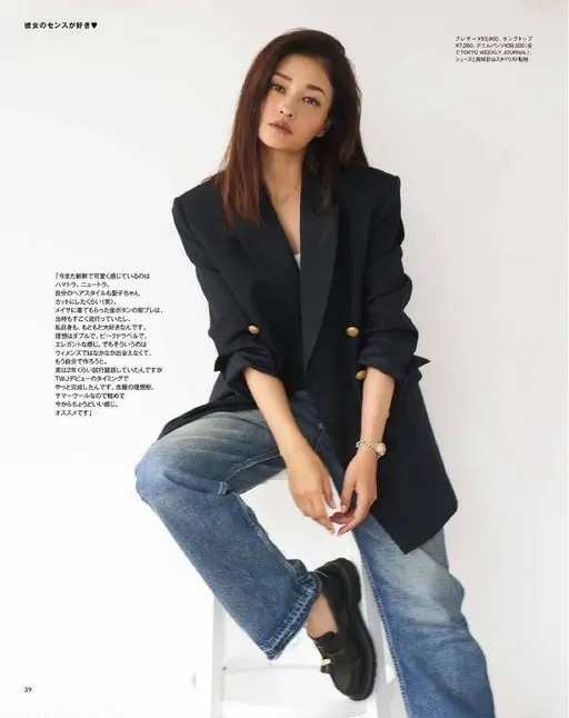 otona MUSE 2026年09月号 喜欢她的品味。
鞋和腕表是造型师私物。
¥7,260、牛仔裤 ¥