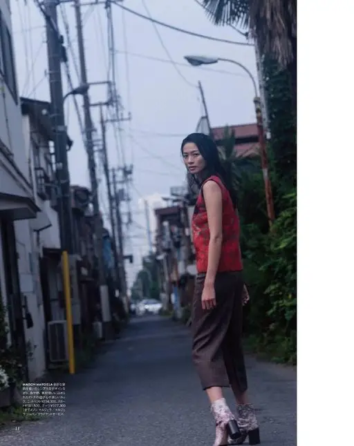 otona MUSE 2026年10月号 MAISON MARGIELA 的玩心穿搭。设计简约，省去多余装