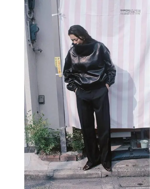 otona MUSE 2026年10月号 PHOEBE PHILO 皮夹克与长裤、耳环同 P12，高跟鞋