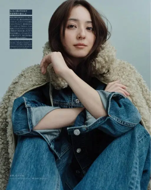 otona MUSE 2026年11月号 蓬松毛感带来的
毋庸置疑的可爱
毛向富有动感的卷曲仿毛皮，让这件